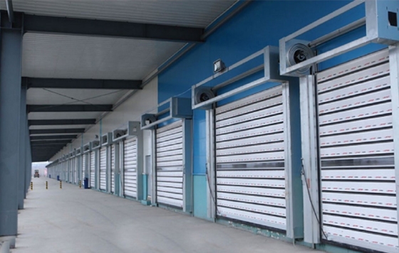 Obrót obrotowy 1000N Drzwi szybkiego zamknięcia ze stopu aluminium do garażu magazynu bezpieczeństwa